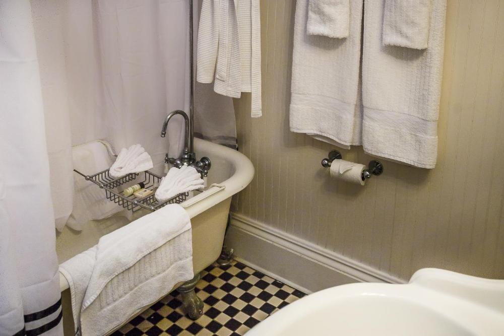 Deluxe King Room interior