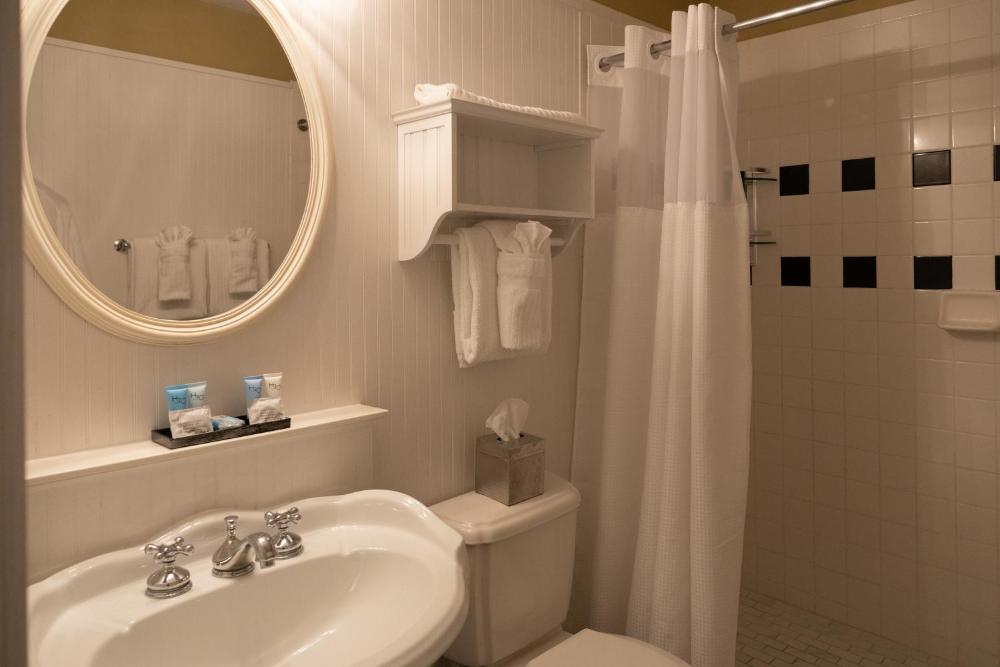 Premium King Room with Balcony interior